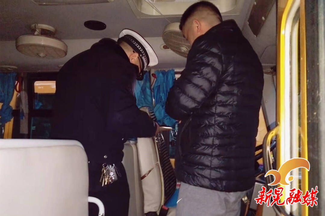 新晃交警聯合校車辦開展冬季校車安全專項檢查