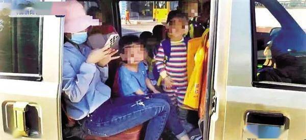 7座“黑校車”竟擠進18名幼兒 海南一司機被罰