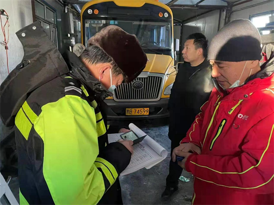 依安縣交警大隊開展冬季校車安全大檢查
