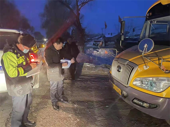 依安縣交警大隊開展冬季校車安全大檢查