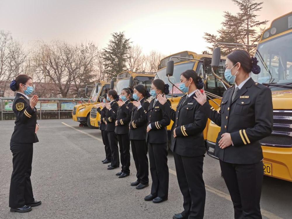 學生放假我“充電”，溫馨校車“車休人不休”