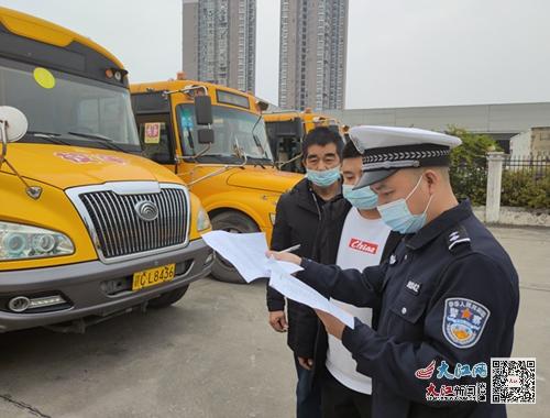 宜春交警嚴(yán)把安全關(guān) 開展校車專項(xiàng)安全檢查