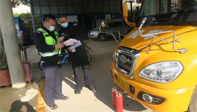 文山州這里核發首個校車標牌