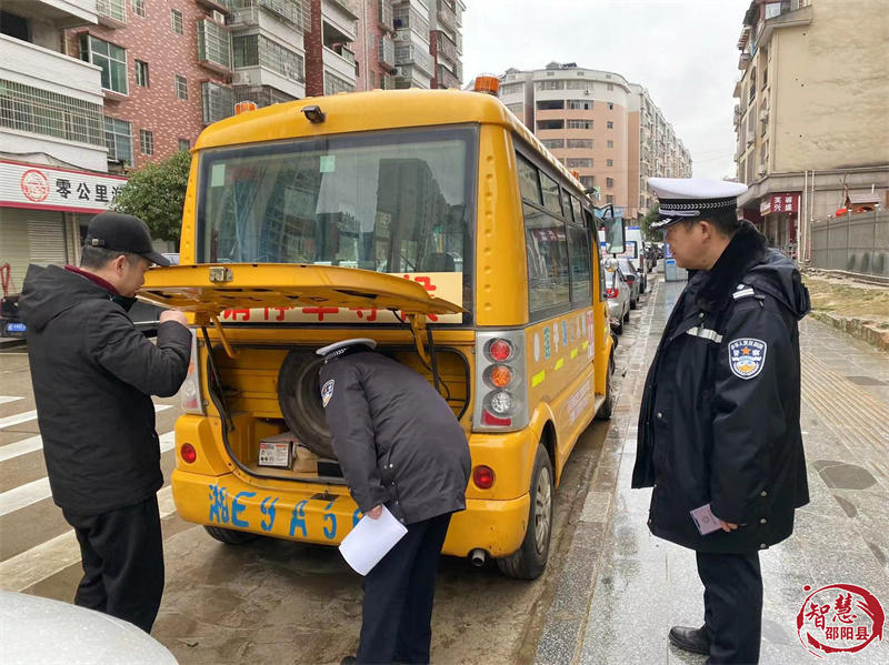 邵陽縣對(duì)校車進(jìn)行“體檢”