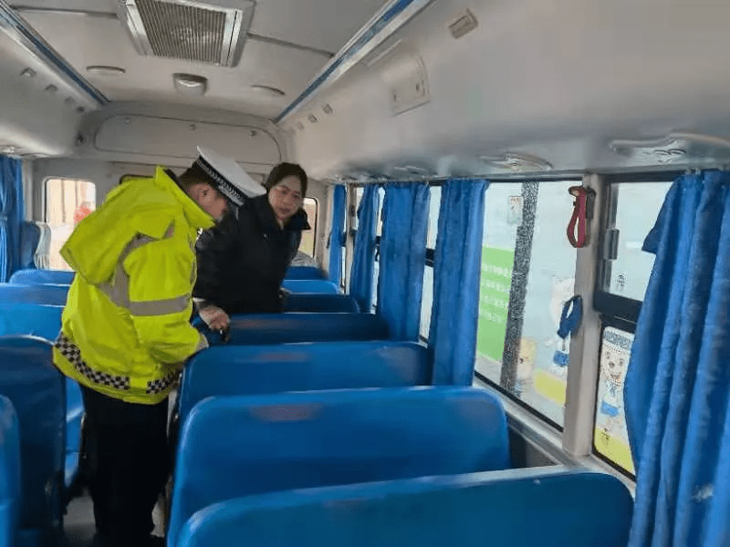 景德鎮交警走進天天樂幼兒園開展校車檢查