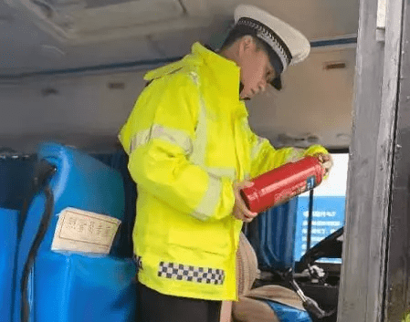 景德鎮交警走進天天樂幼兒園開展校車檢查