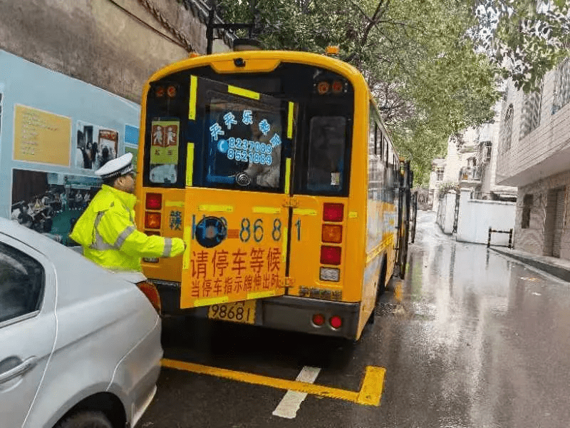 景德鎮交警走進天天樂幼兒園開展校車檢查