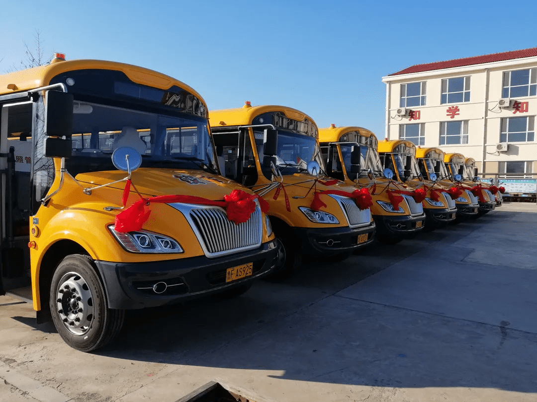 13輛免費(fèi)校車(chē)，安排