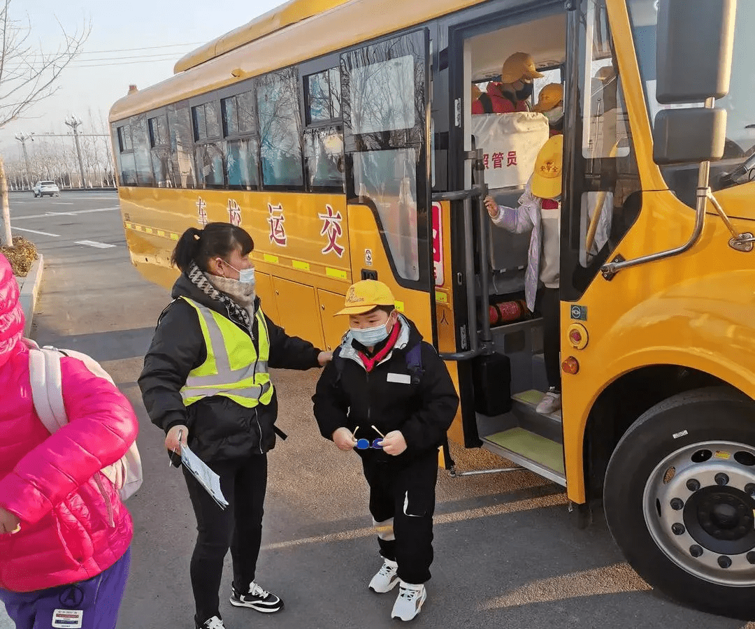 13輛免費(fèi)校車(chē)，安排