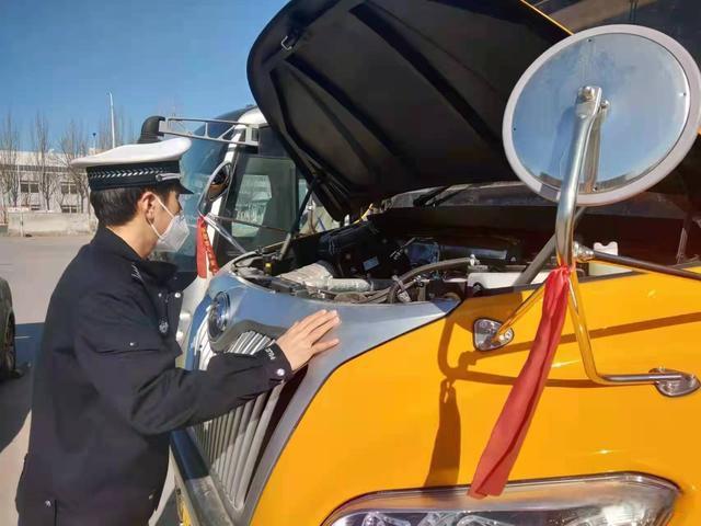 西青交警臨檢校車 為學生出行加裝“安全鎖”