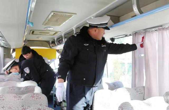 為了幼兒學生乘車安全：校車“體檢”迎開學