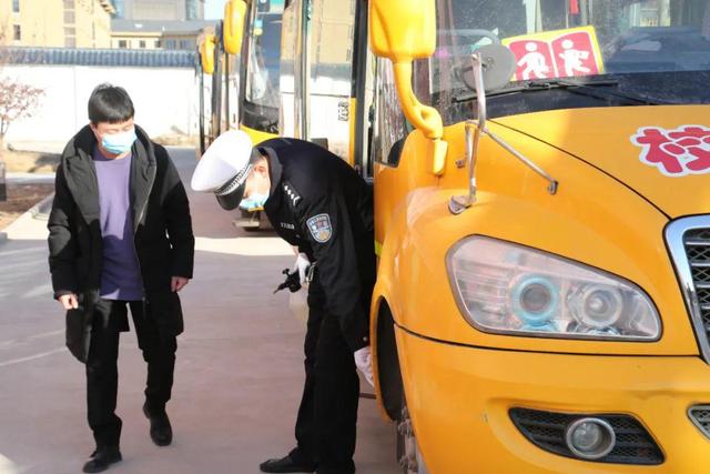 為了幼兒學生乘車安全：校車“體檢”迎開學