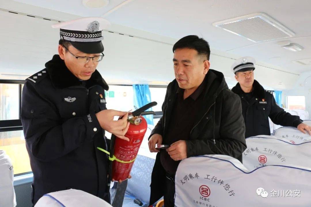開學在即，金昌交警為校車“體檢”