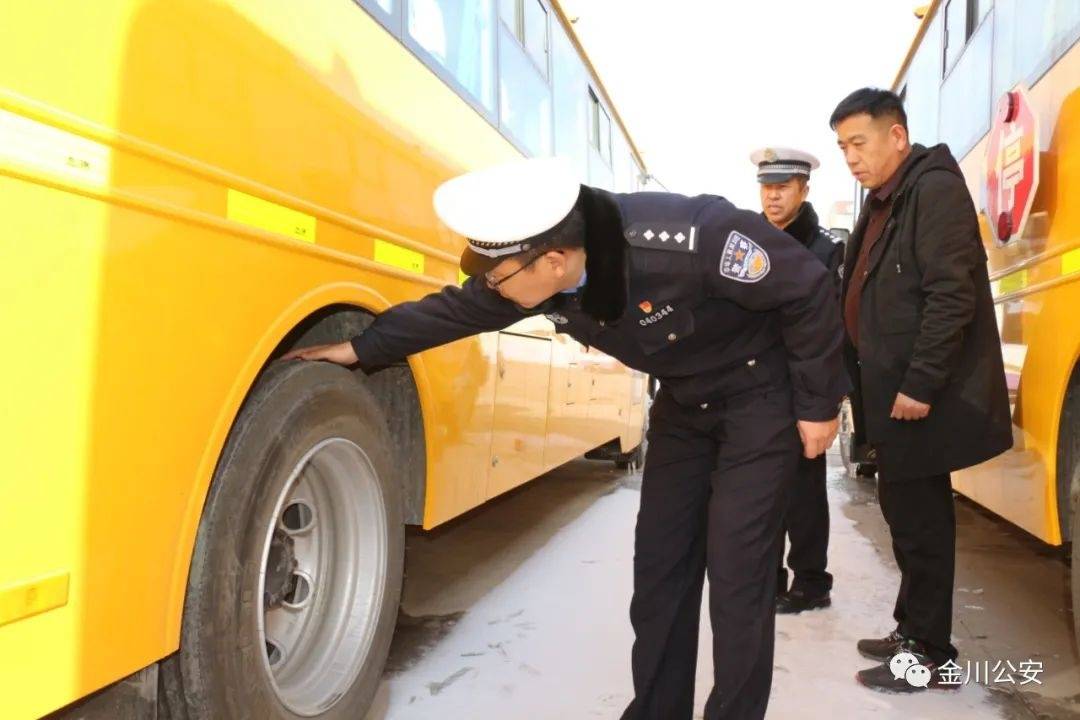 開學在即，金昌交警為校車“體檢”