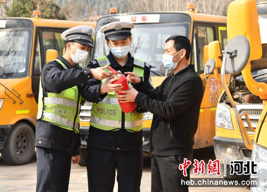 河北永年：校車“體檢”迎開(kāi)學(xué)