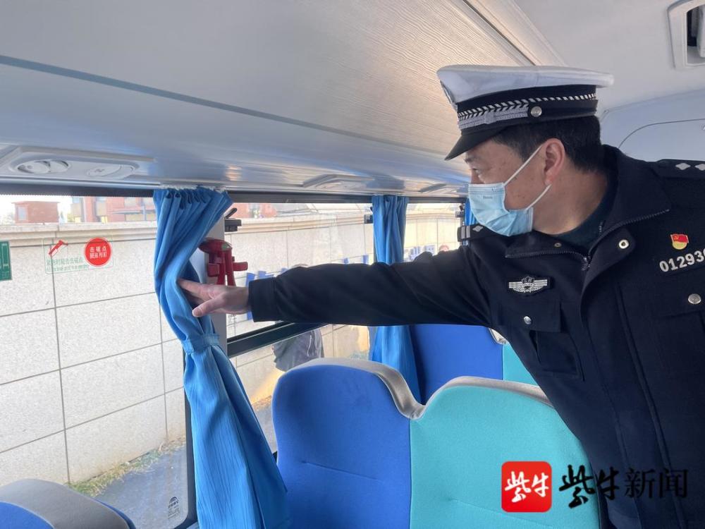 擰緊校車管理“安全閥”，南京江北新區交警進校園開展大檢查