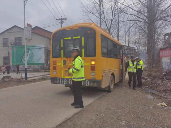 高橋鎮 | 開展校車安全檢查 護航學生平安出行