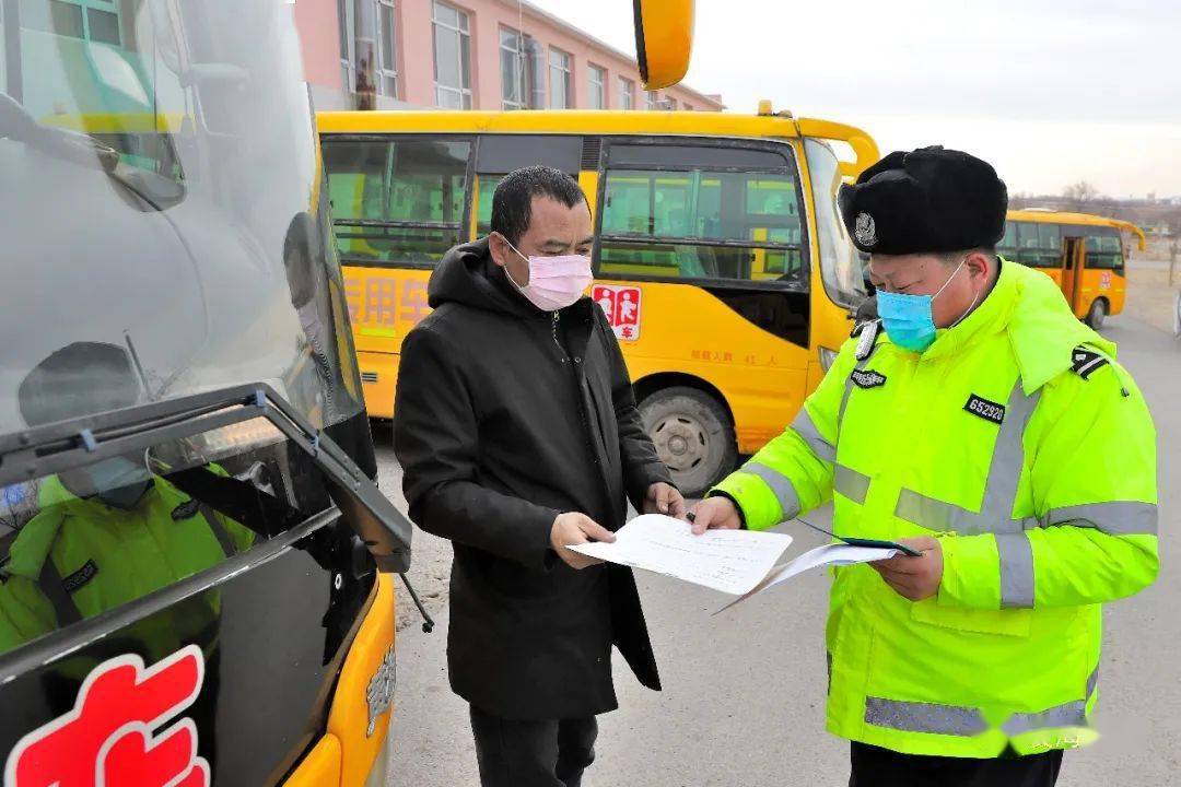 鞏建波檢查校車安全
