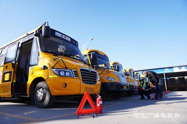 河北遵化：校車檢查 迎開學(xué)