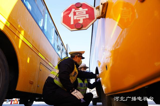 河北遵化：校車檢查 迎開學(xué)