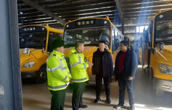 【校園安全】通榆縣教育局校車辦聯(lián)合縣交警大隊(duì)開展校車安全檢查
