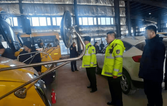 【校園安全】通榆縣教育局校車辦聯(lián)合縣交警大隊(duì)開展校車安全檢查