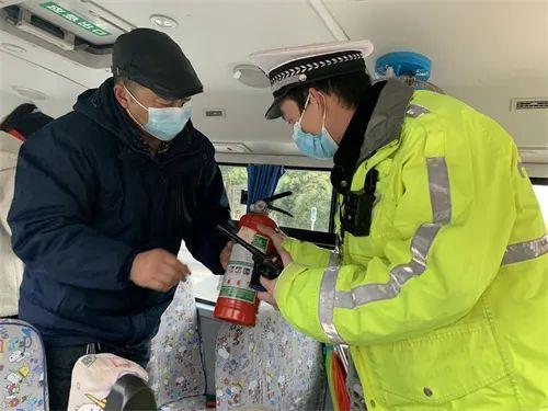 專項治理來了！遂寧交警重點整治校車安全和校園周邊道路交通秩序