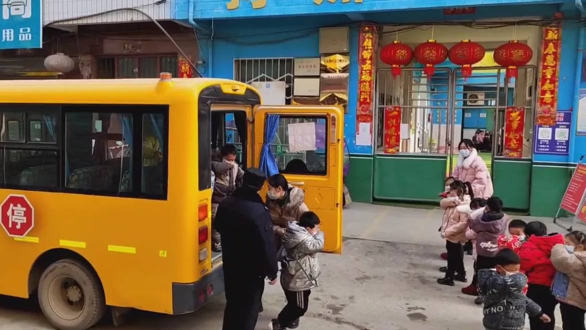 林扒派出所指導幼兒園開展校車應急逃生安全演練