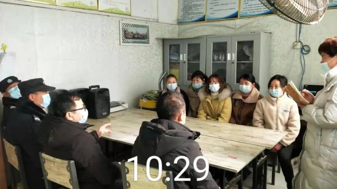 林扒派出所指導幼兒園開展校車應急逃生安全演練