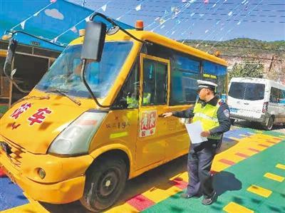 宣威交警開展校車安全隱患大排查共排查校車55輛，取消2名駕駛證被記滿12分的駕駛人校車駕駛資格