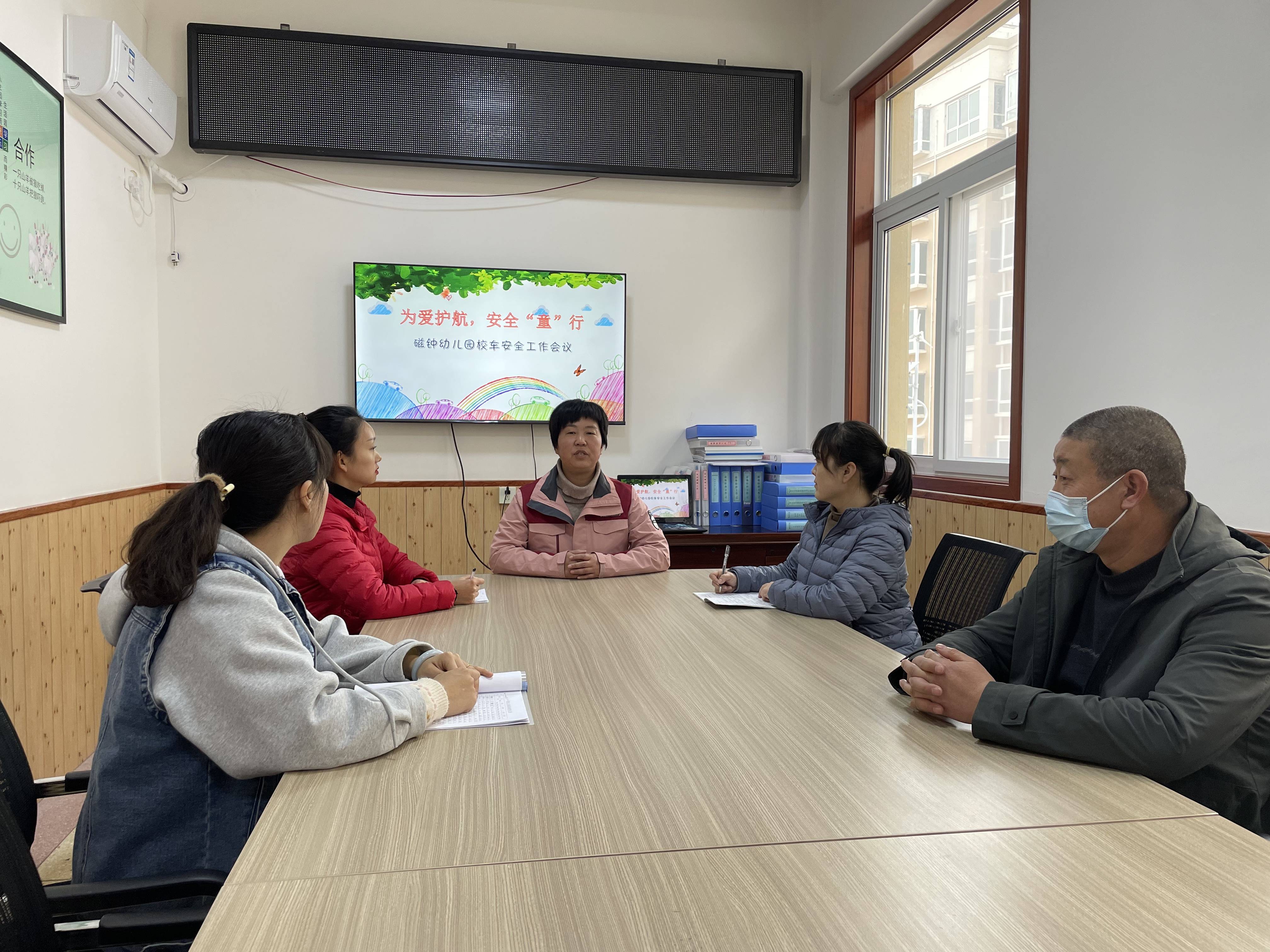 為愛護航，安全“童”行——湖濱區磁鐘中心幼兒園開展校車安全應急演練活動