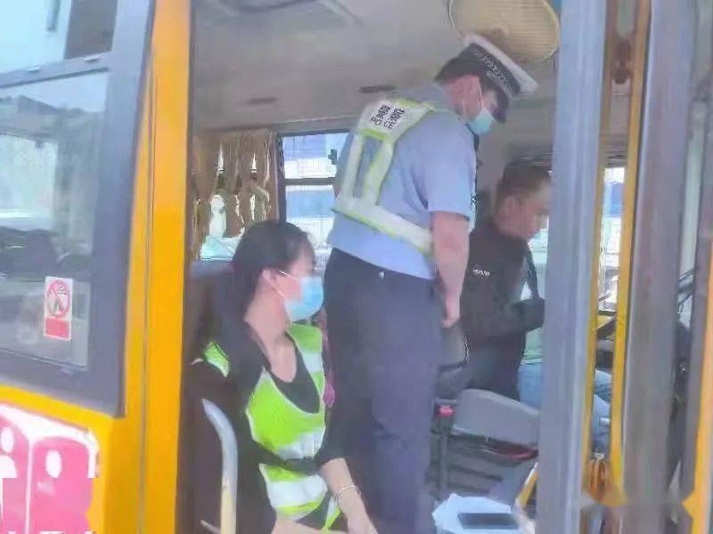 守護學生安全 容縣交警開展校車整治行動