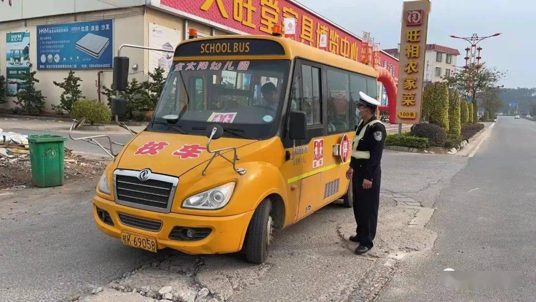 守護學生安全 容縣交警開展校車整治行動