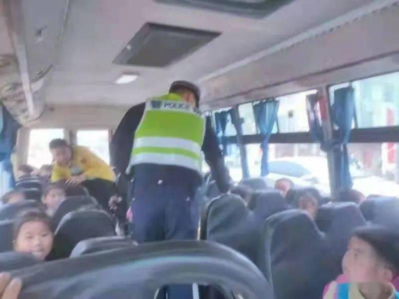 守護學生安全 容縣交警開展校車整治行動