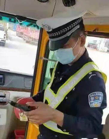 守護學生安全 容縣交警開展校車整治行動