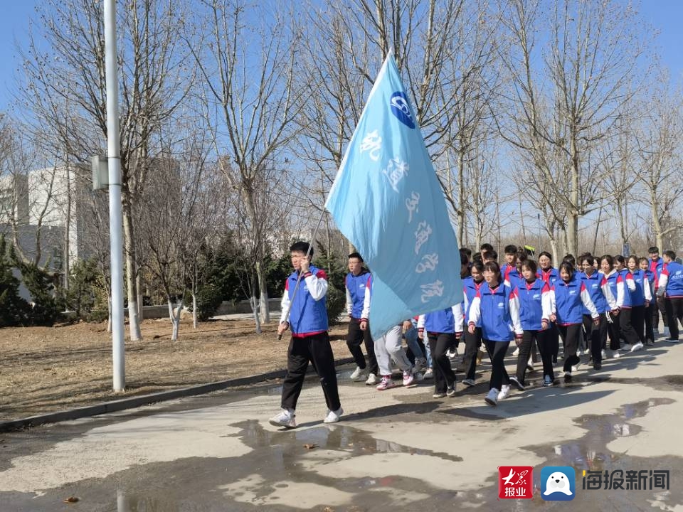 踐行雷鋒精神，提質勞動教育——濟南工程職院“軌道藍”志愿服務隊開展義務清潔校車活動