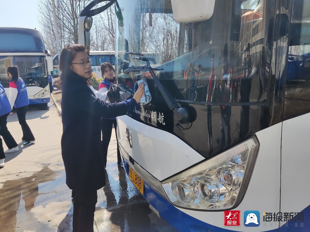 踐行雷鋒精神，提質勞動教育——濟南工程職院“軌道藍”志愿服務隊開展義務清潔校車活動