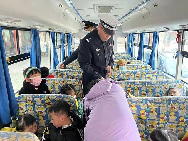 什邡交警大隊抓實開學季校車監管