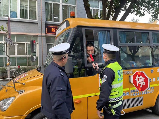 什邡交警大隊抓實開學季校車監管