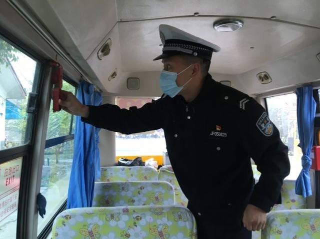 德陽(yáng)市旌陽(yáng)交警大隊(duì)開展春季開學(xué)校車安全大檢查