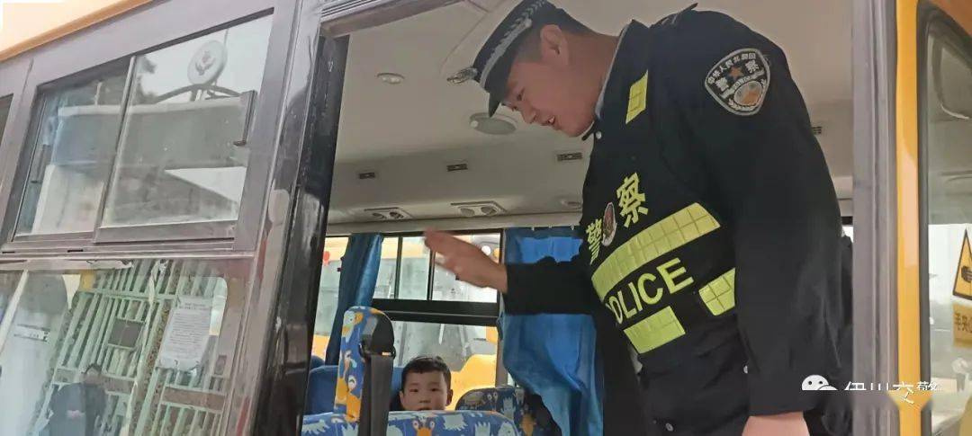 伊川縣交警大隊聯合縣教體局、交通局開展校車安全專項督查行動