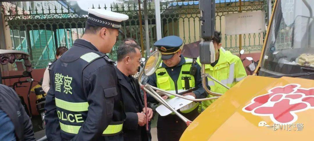 伊川縣交警大隊聯合縣教體局、交通局開展校車安全專項督查行動
