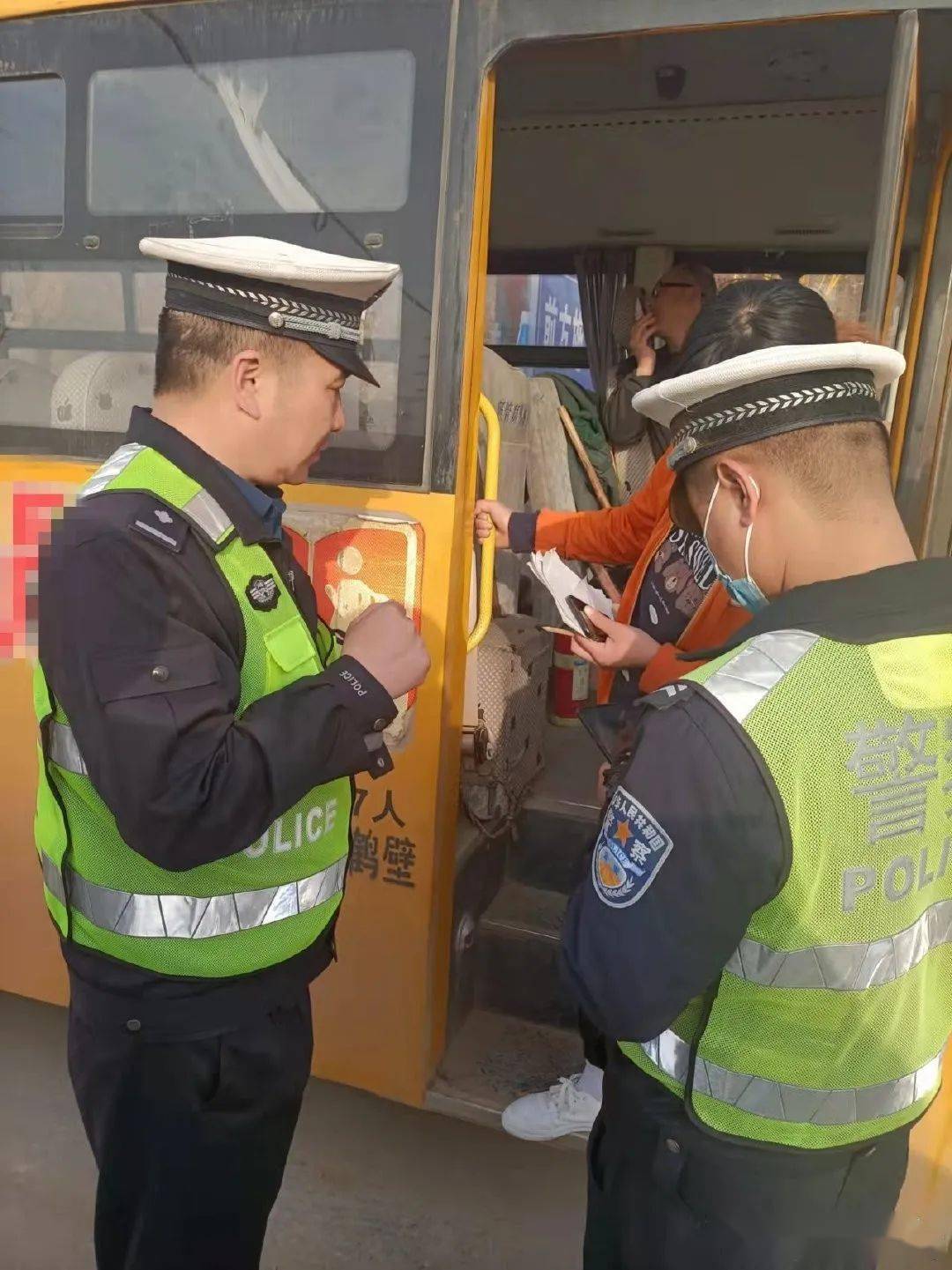 一面包車充當校車接送孩子被查