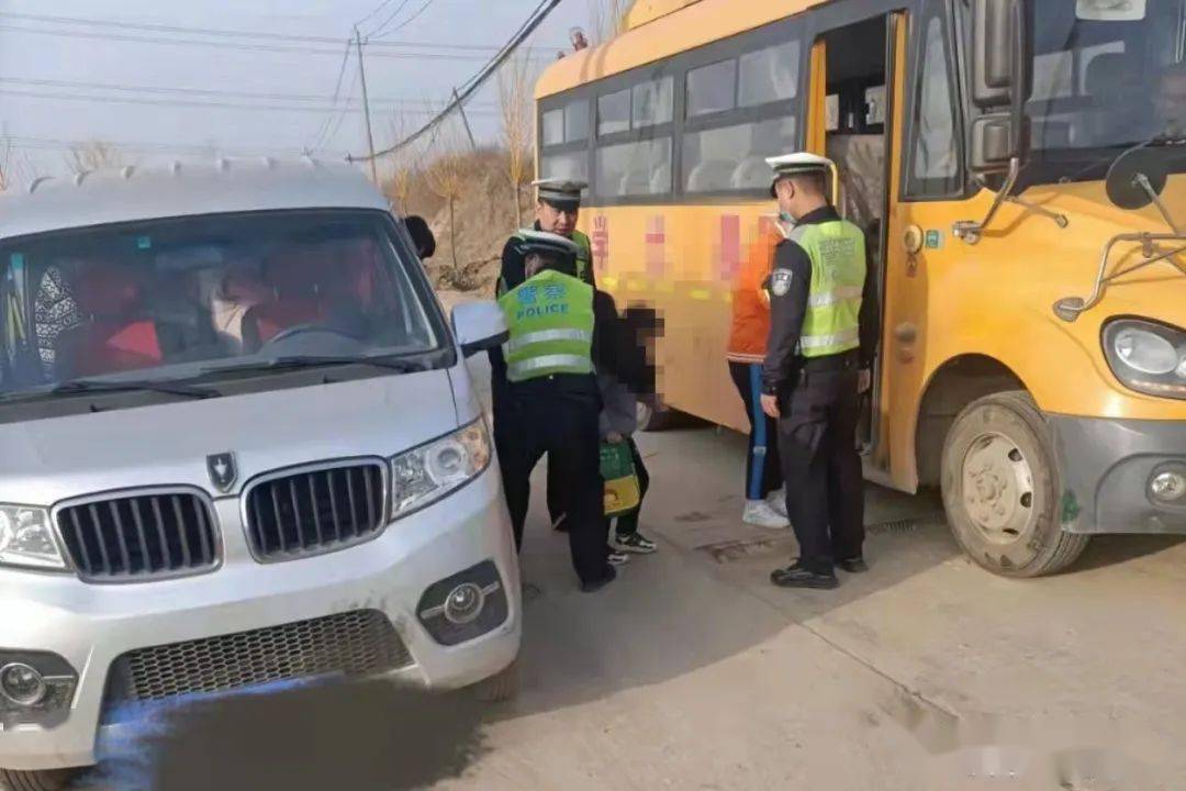 一面包車充當校車接送孩子被查