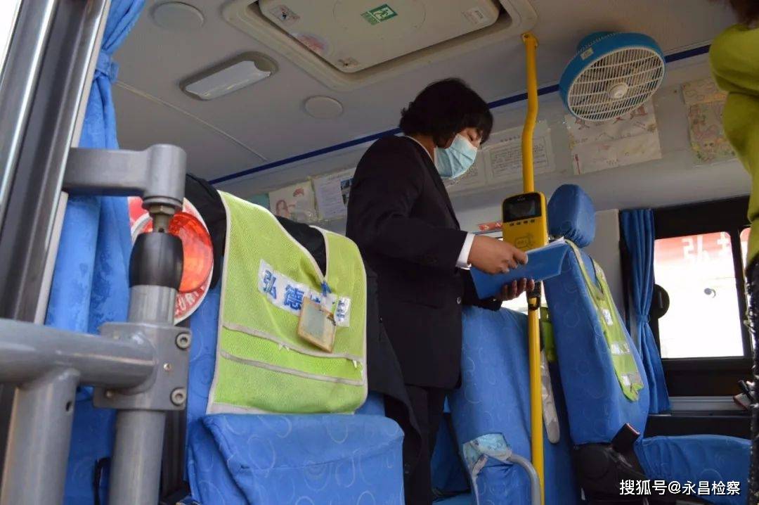 永昌縣檢察院聯(lián)合交警部門開展校車安全管理專項檢查