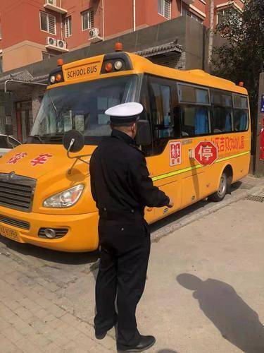 鄭州交警五大隊對轄區校車開展春季安全大檢查，為孩子們保駕護航