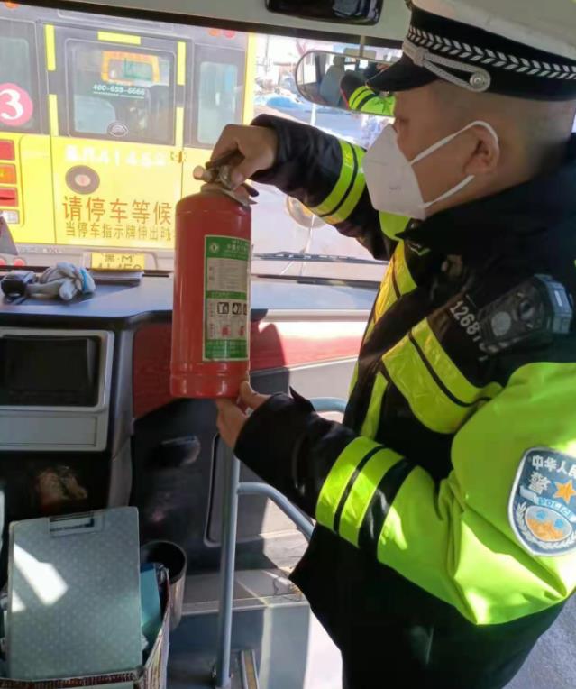 綏化市交警支隊開展校車安全大檢查