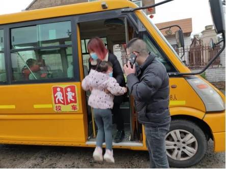 寶應縣安宜鎮(zhèn)沿河幼兒園開展校車突發(fā)事故應急疏散演練