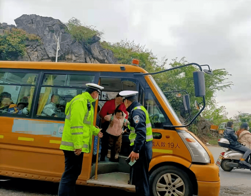 危險！桂林某幼兒園校車嚴重超載，抓捕現場曝光