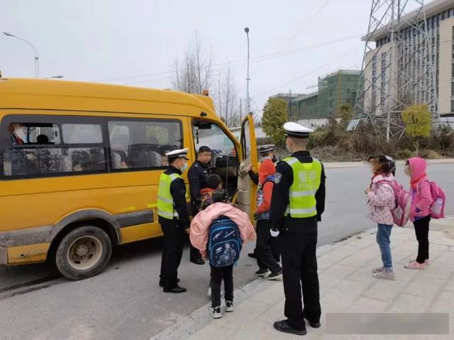 杜絕校車超員，紅安警方嚴格把關